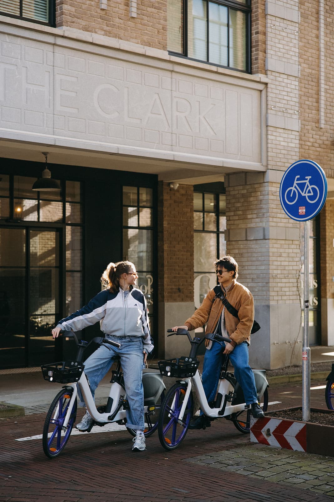Een Check. scooter being used.