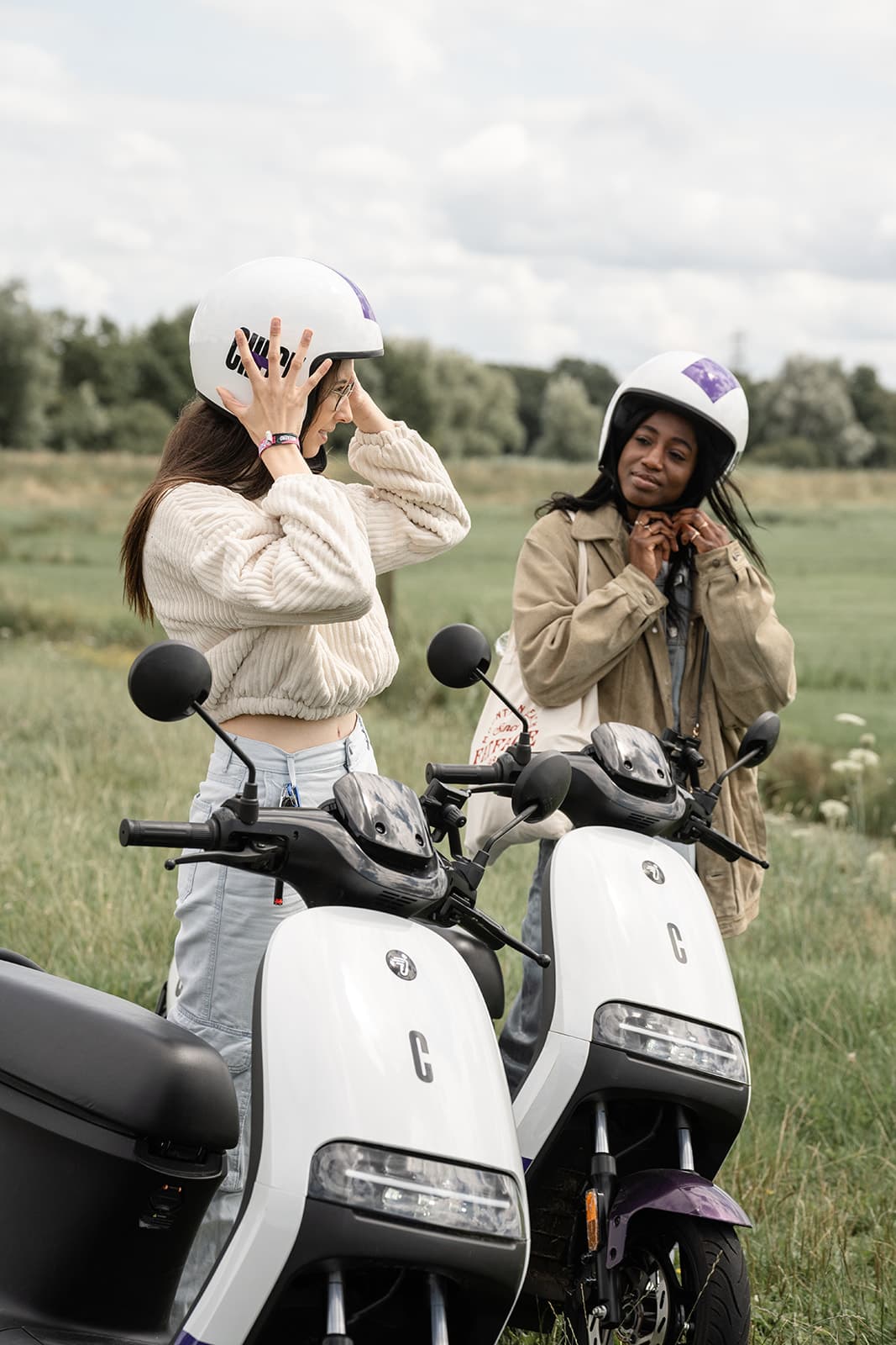 Een Check. scooter being used.